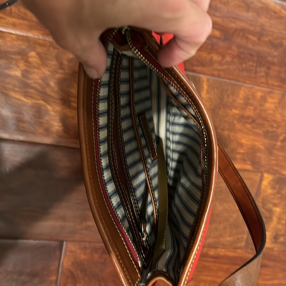 Dooney and Bourke red purse- used/ still in very good condition - Picture 4 of 12